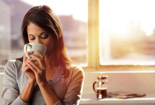 MODERE NA QUANTIDADE DE CAFÉ, POIS A BEBIDA PODE DEIXÁ-LA MAL HUMORADA E ATRAPALHAR SUAS NOITES DE SONO (Foto: Thinkstock)