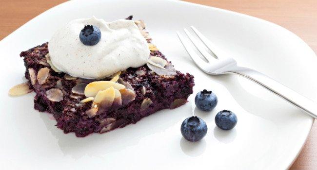 Sugestão: prepare um delicioso e saudável bolo de chia com blueberry e amêndoas e finalize com iogurte (Thinkstock)