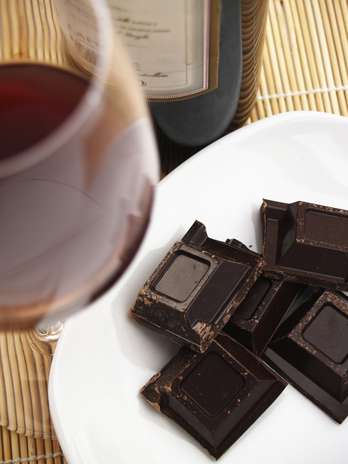 Chocolate amargo: os benefícios do chocolate amargo para o coração são amplamente reconhecidos. As propriedades antioxidantes e anti-inflamatórias podem também ajudar a compensar as calorias. Alguns cientistas também acreditam que a cafeína contida no chocolate pode aumentar sua taxa metabólica  Foto: Getty Images