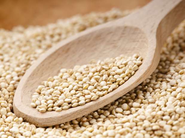 Quinoa: a quinoa é um grão integral bastante popular, que contém altas doses de proteína e ajuda a construir os músculos. Além dela, você pode incluir outros tipos de grãos integrais na sua dieta - como cevada e arroz integral - que podem auxiliar na perda de peso, preenchendo o estômago com quantidade menor de calorias  Foto: Getty Images